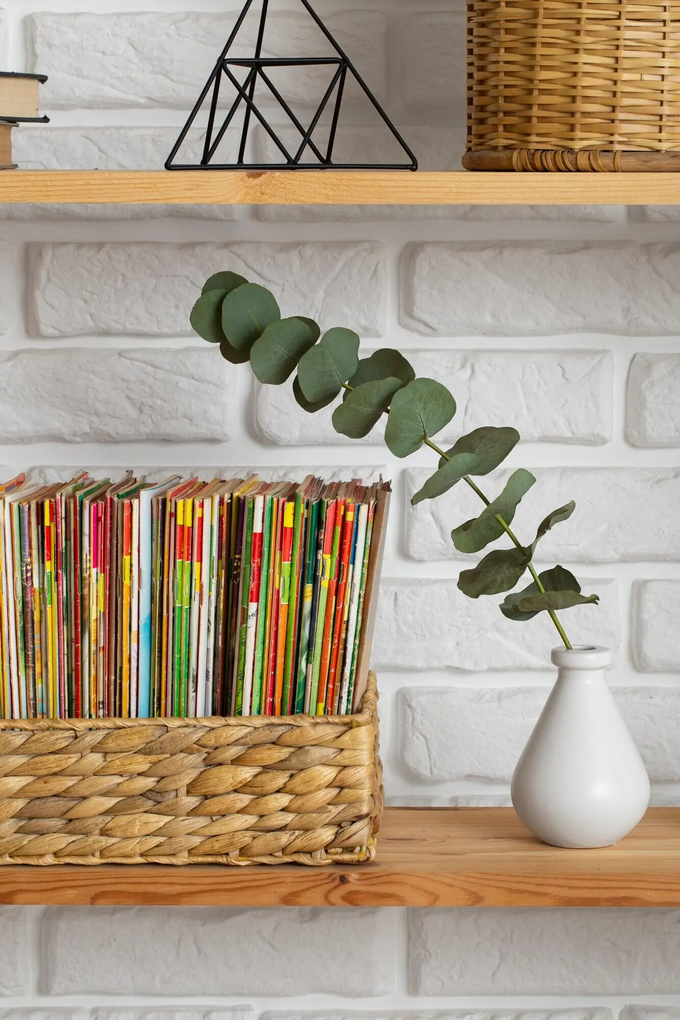 Ein Stapel alter Comicstreifen in einer Box.