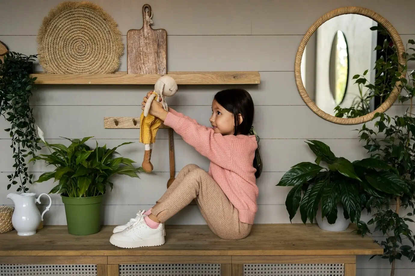 Ein Kind, das drinnen Haushaltstätigkeiten verrichtet.