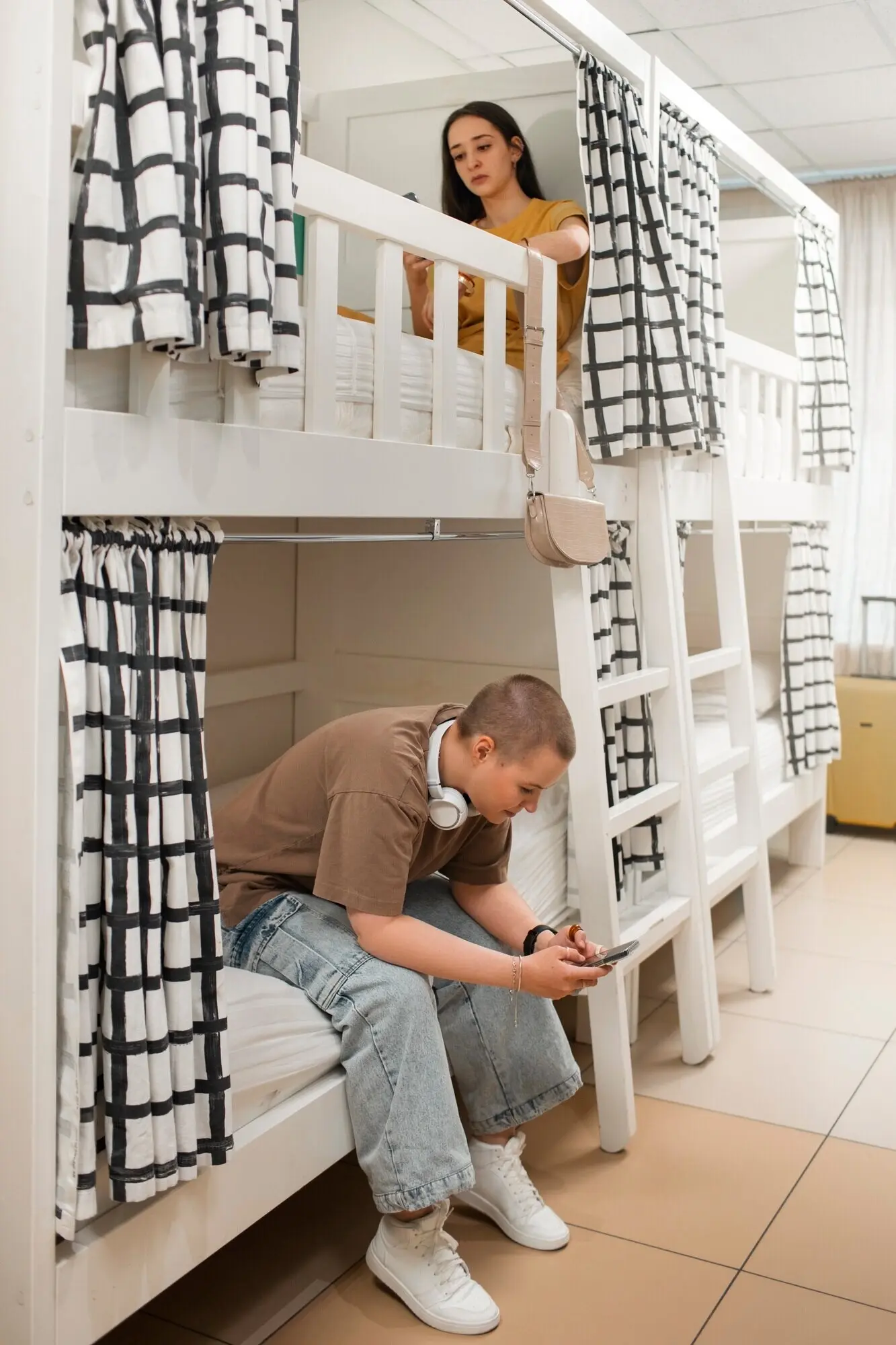 Junge Freunde in einem Hostel